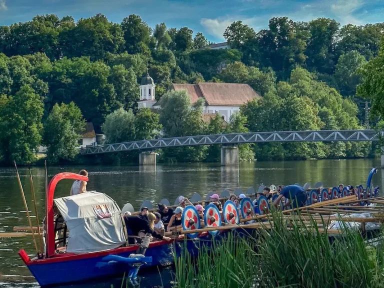 Kultur und Geschichte erleben: Die Wallfahrtskirche Mariaort bei Regensburg. Die historische Römergaleere auf der Naab vor der berühmten Wallfahrtskirche Mariaort, nur wenige Schritte vom Hotel Krieger entfernt.