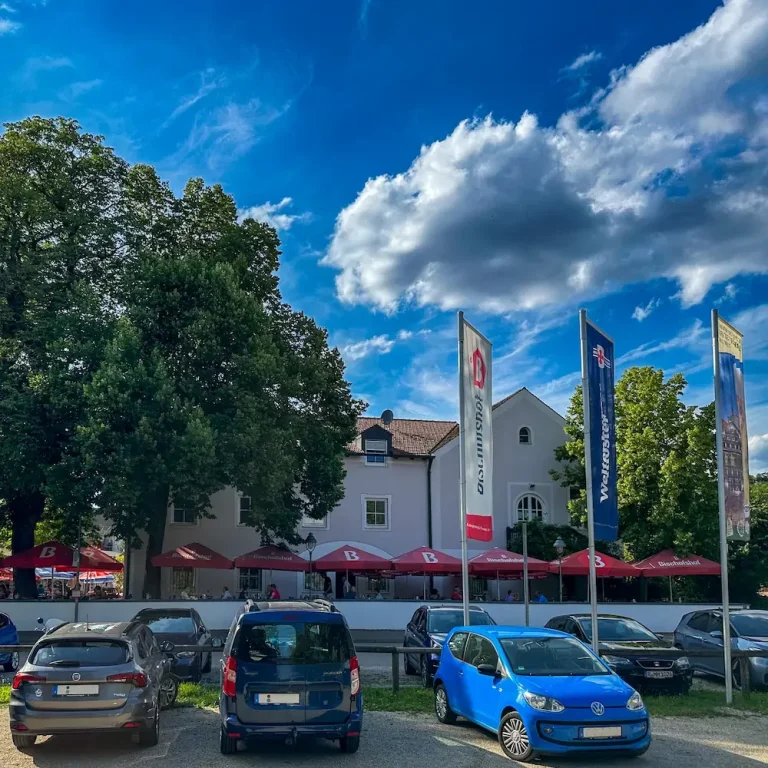 Donau-Erlebnis-Gasthof Krieger: Ihr gemütlicher Biergarten in Mariaort. Der Donau-Erlebnis-Gasthof Krieger in Mariaort mit großem Biergarten – bayerische Wirtshauskultur direkt an der Naab-Donau-Mündung bei Regen