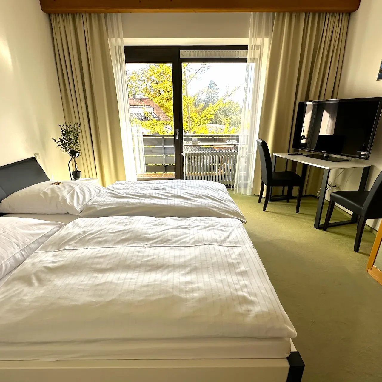 Familienfreundliches Dreibettzimmer – Viel Platz zum Wohlfühlen. Traditionelles Dreibettzimmer im bayerischen Familienhotel Krieger in Mariaort bei Regensburg, ideal für Familienurlaub an der Naab/Donau.