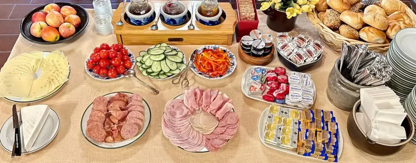Bayerisch genießen: Unser gesundes Frühstücksbuffet im Hotel Krieger. Reichhaltiges All-you-can-eat Frühstücksbuffet im Hotel Krieger Mariaort bei Regensburg mit frischen Semmeln, Brezen, Kornspitz, Vollkorn.