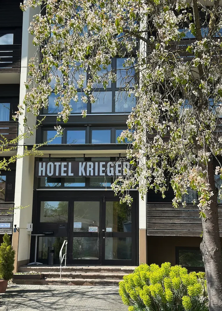 Hotel Krieger: Herzliche Gastfreundschaft seit Generationen. Willkommen im familiengeführten Hotel Krieger in Mariaort – Ihr bayerisches Traditionshaus direkt am Fünf-Flüsse-Radweg bei Regensburg.