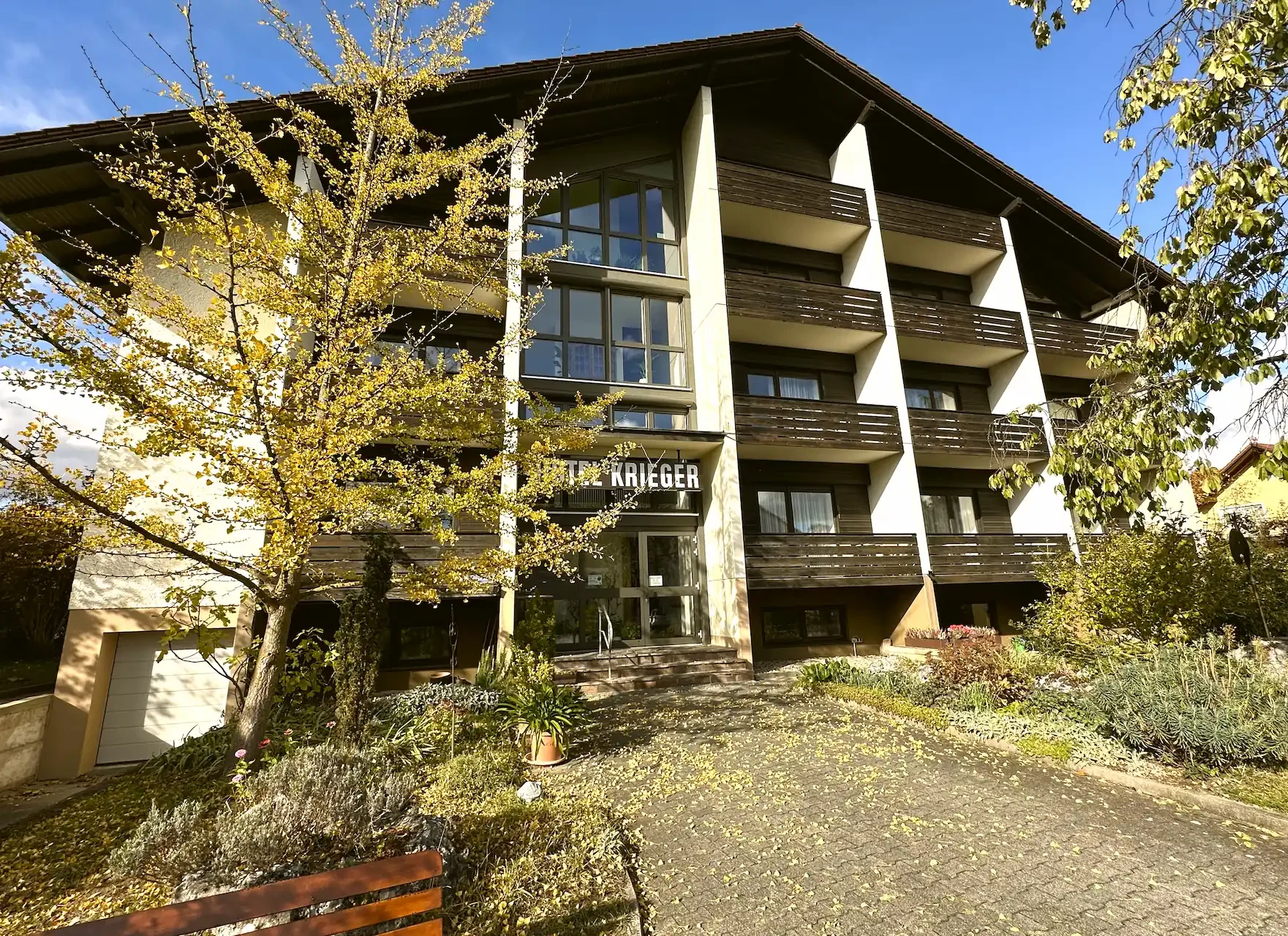 Ideale Lage: Schnell erreichbar über A3/A93 & direkt an der Donau. Hotel Krieger in Mariaort bei Regensburg, verkehrsgünstig gelegen nahe der Autobahnen A3 und A93 an der Naabmündung.