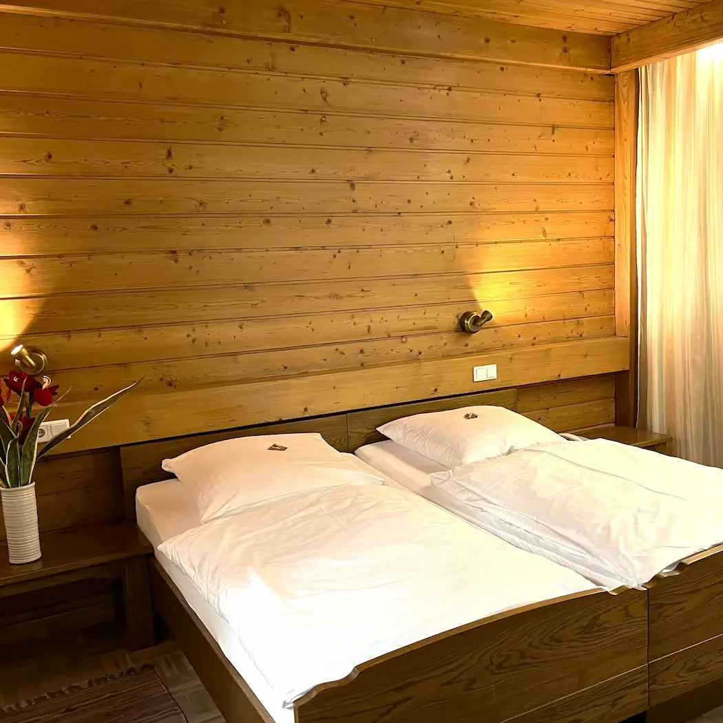 Familienfreundliches Dreibettzimmer – Viel Platz zum Wohlfühlen. Traditionelles Dreibettzimmer im bayerischen Familienhotel Krieger in Mariaort bei Regensburg, ideal für Familienurlaub an der Naab/Donau.