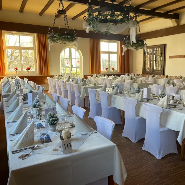 Heiraten im Hotel Krieger: Ihr schönster Tag im Donau-Erlebnis-Gasthof. Festlicher Hochzeitssaal im Hotel Krieger Mariaort – die ideale Hochzeitslocation bei Regensburg mit Übernachtungsmöglichkeiten für die Gäst