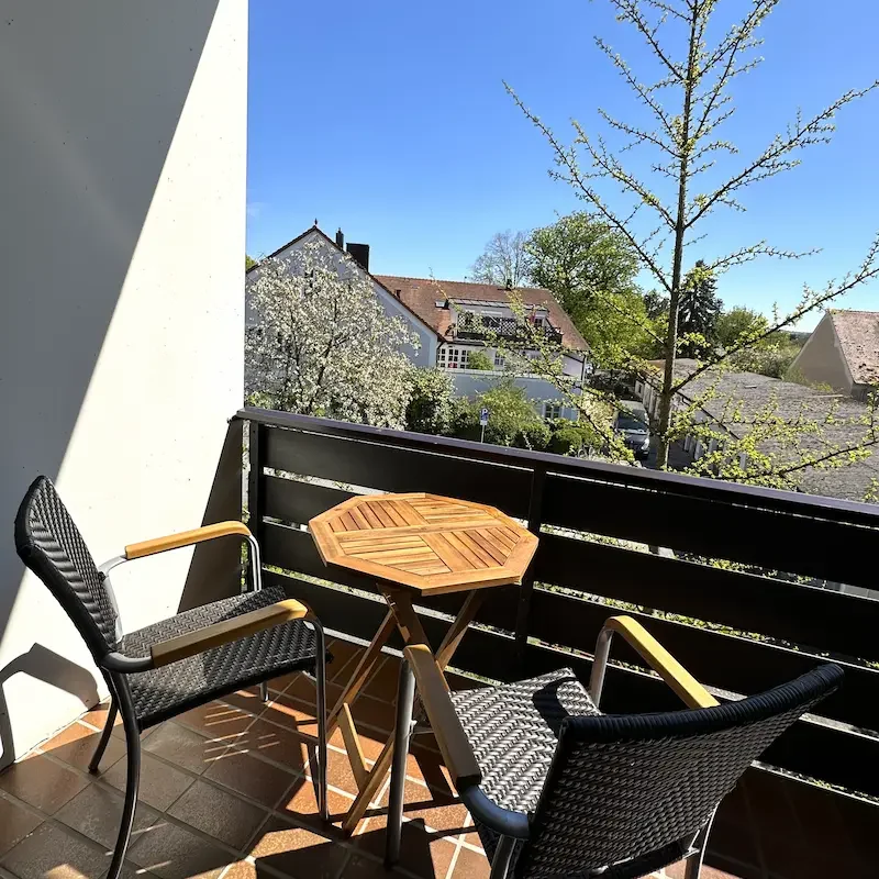 Willkommen im Hotel Krieger: Idealer Stopp für Radler in Mariaort. Radfahrer vor dem Eingang des Hotel Krieger in Mariaort – Ihr fahrradfreundliches Hotel am Radweg bei Regensburg.