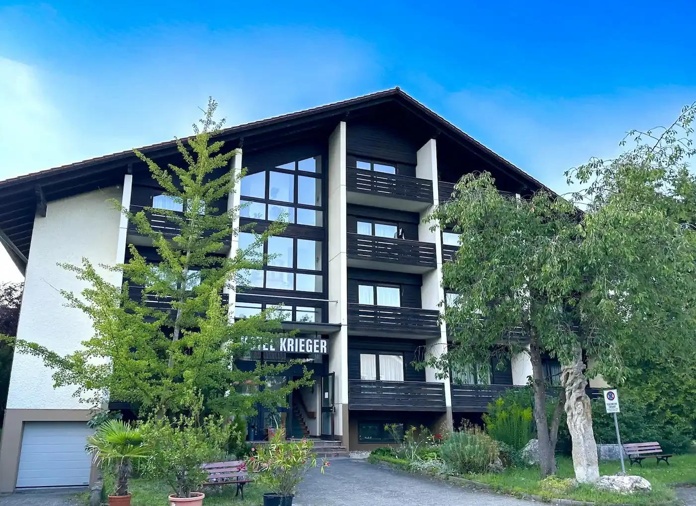 Ideale Lage: Schnell erreichbar über A3/A93 & direkt an der Donau. Hotel Krieger in Mariaort bei Regensburg, verkehrsgünstig gelegen nahe der Autobahnen A3 und A93 an der Naabmündung.